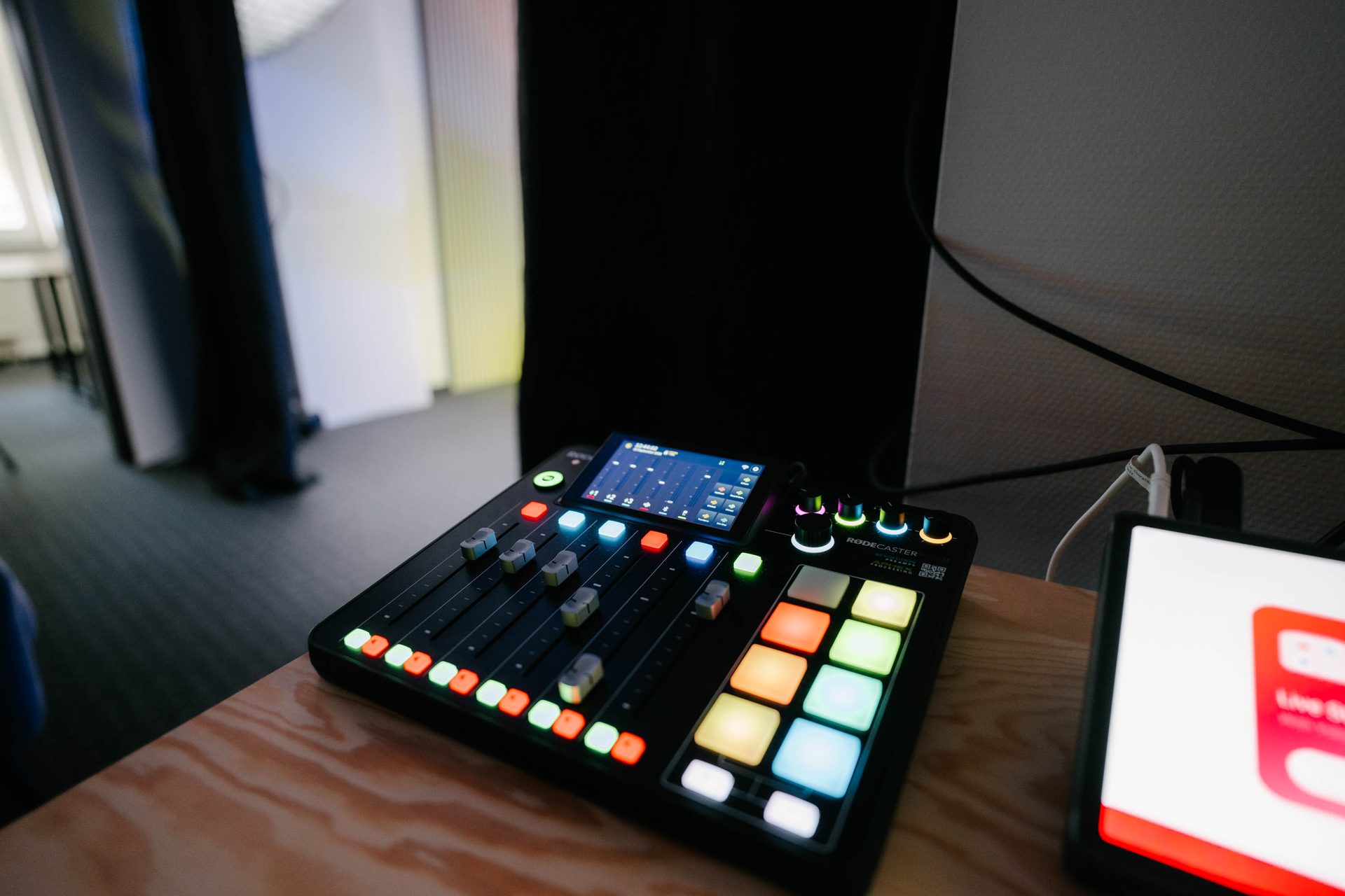 Audio-Mischpult für die Aufnahme im Studio Eiche