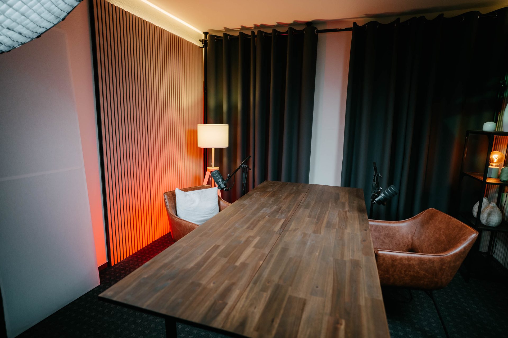 Interview-Setting am Holztisch im Studio Eiche