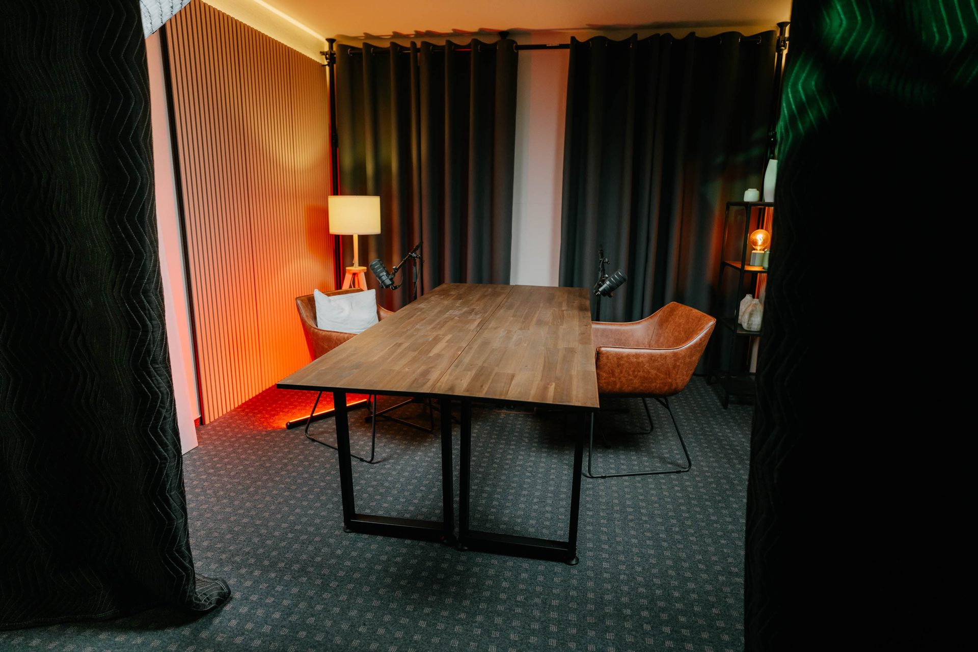 Studio Eiche mit Tisch für Gesprächsrunden und warmem Licht